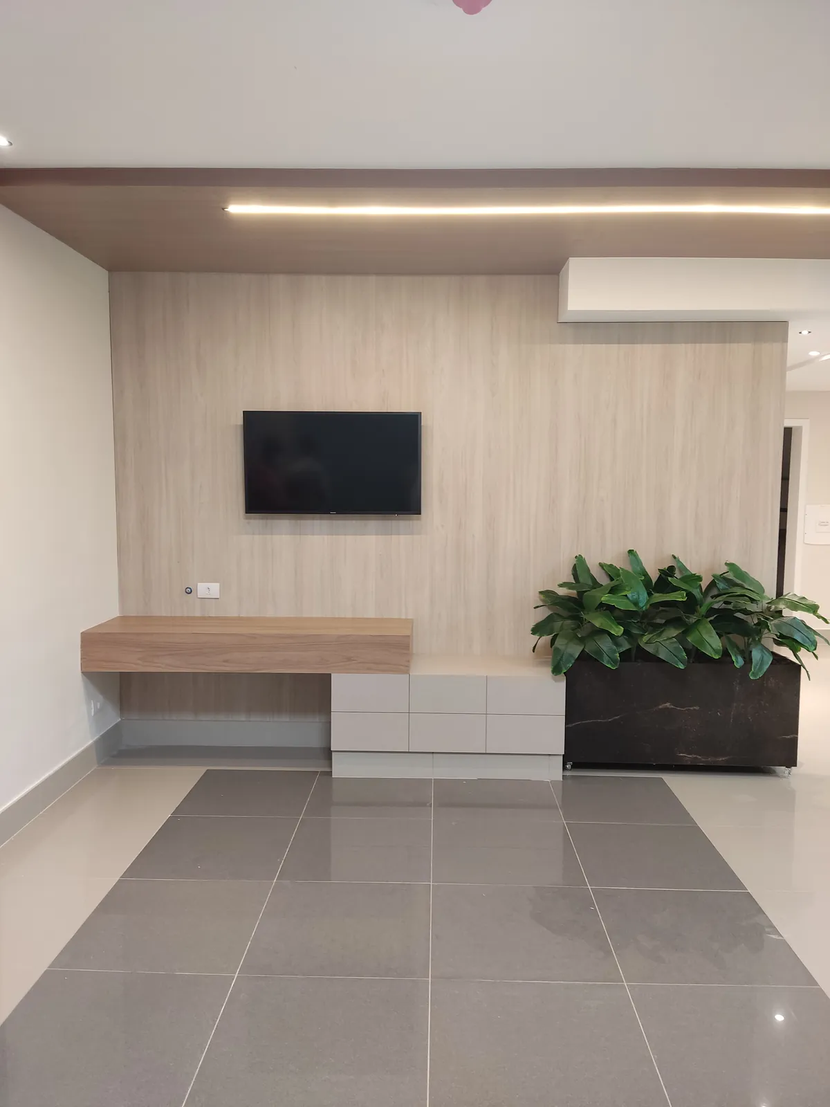 Recepção com painel e nicho