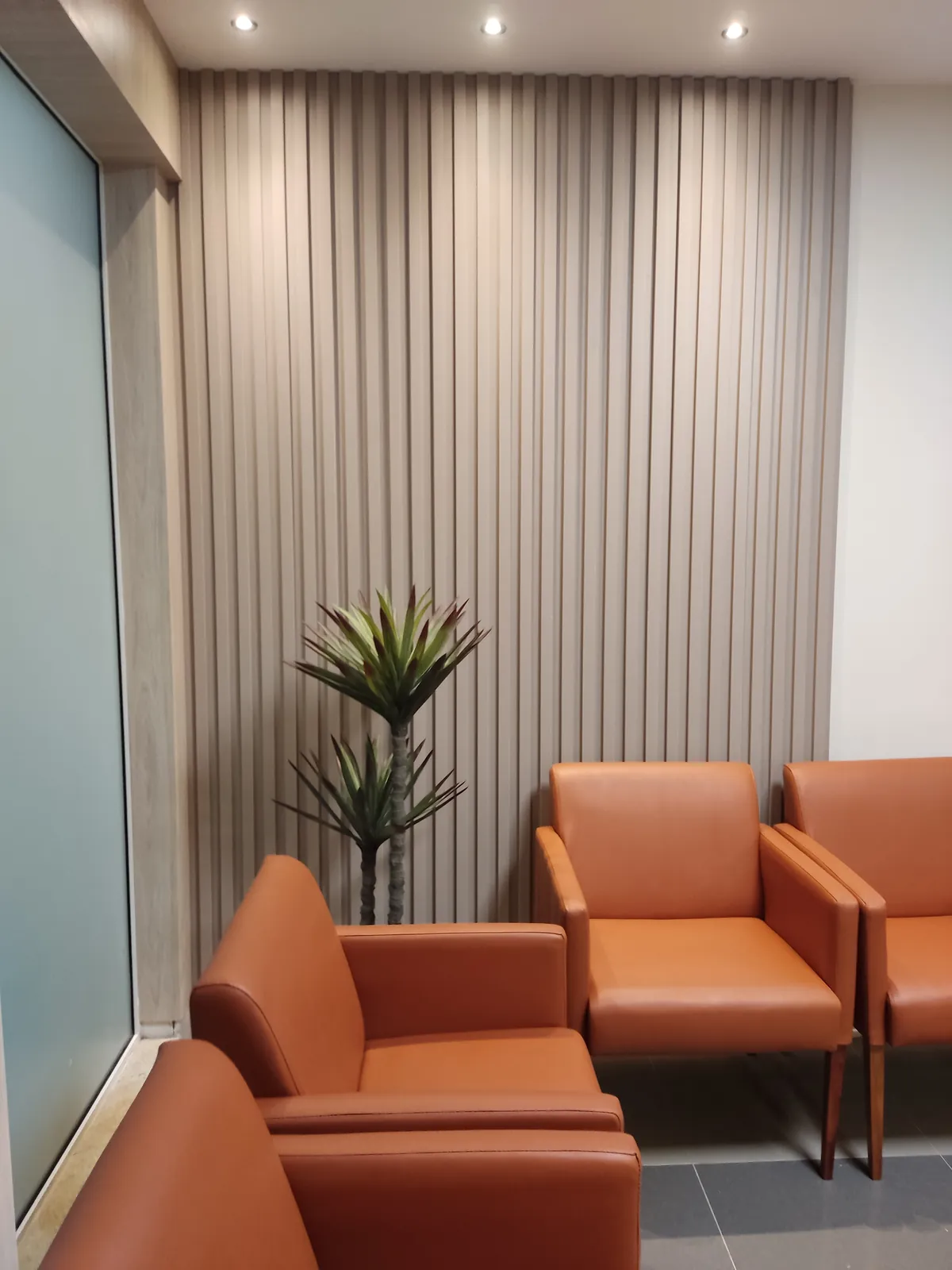 Painel ripado em área de espera