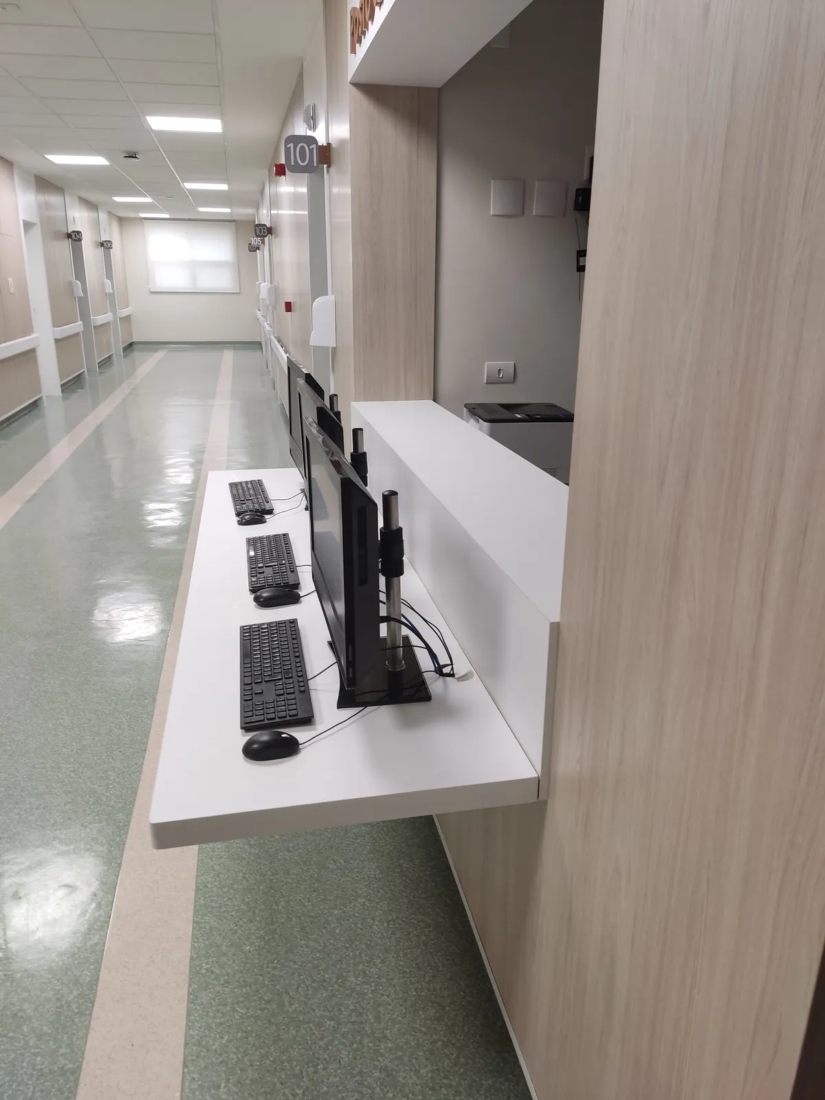 Bancada de computadores no corredor