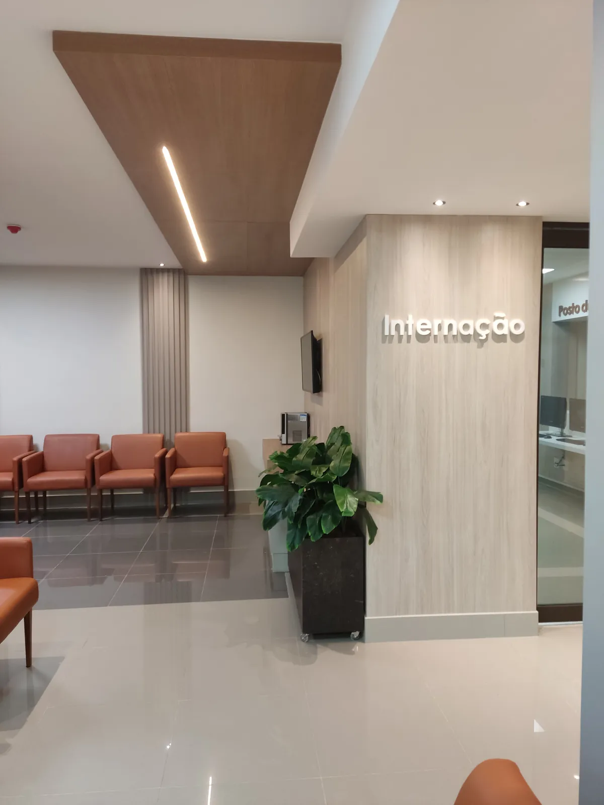 Entrada da internação com forro em madeira