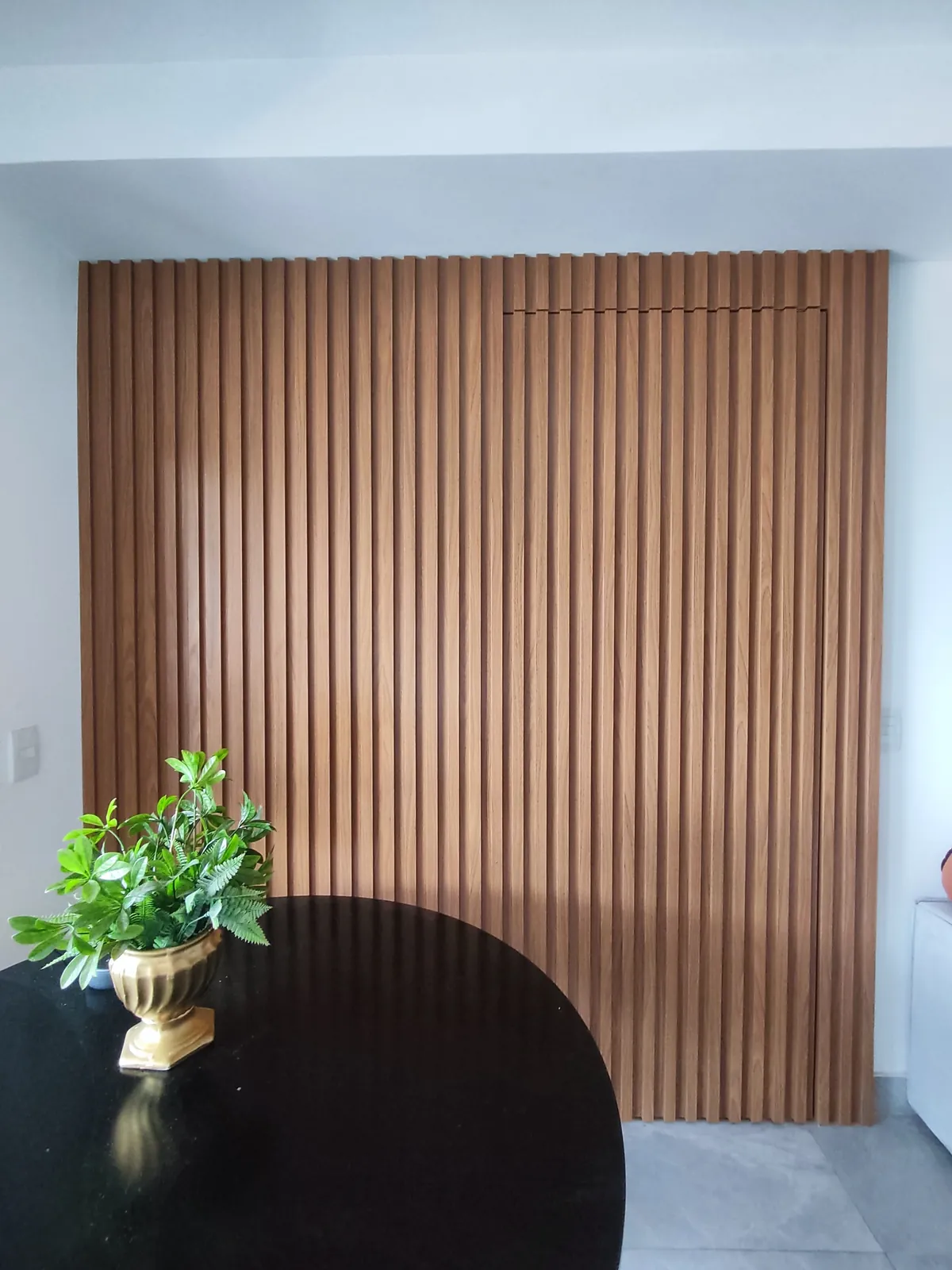 Painel ripado em madeira na sala
