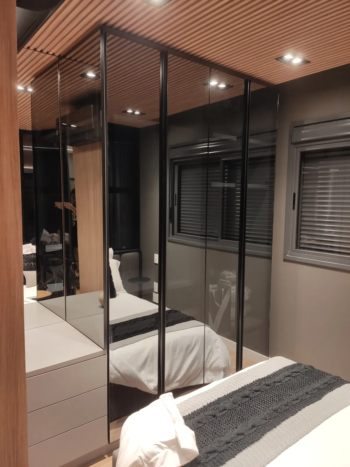 Closet com portas de vidro fumê