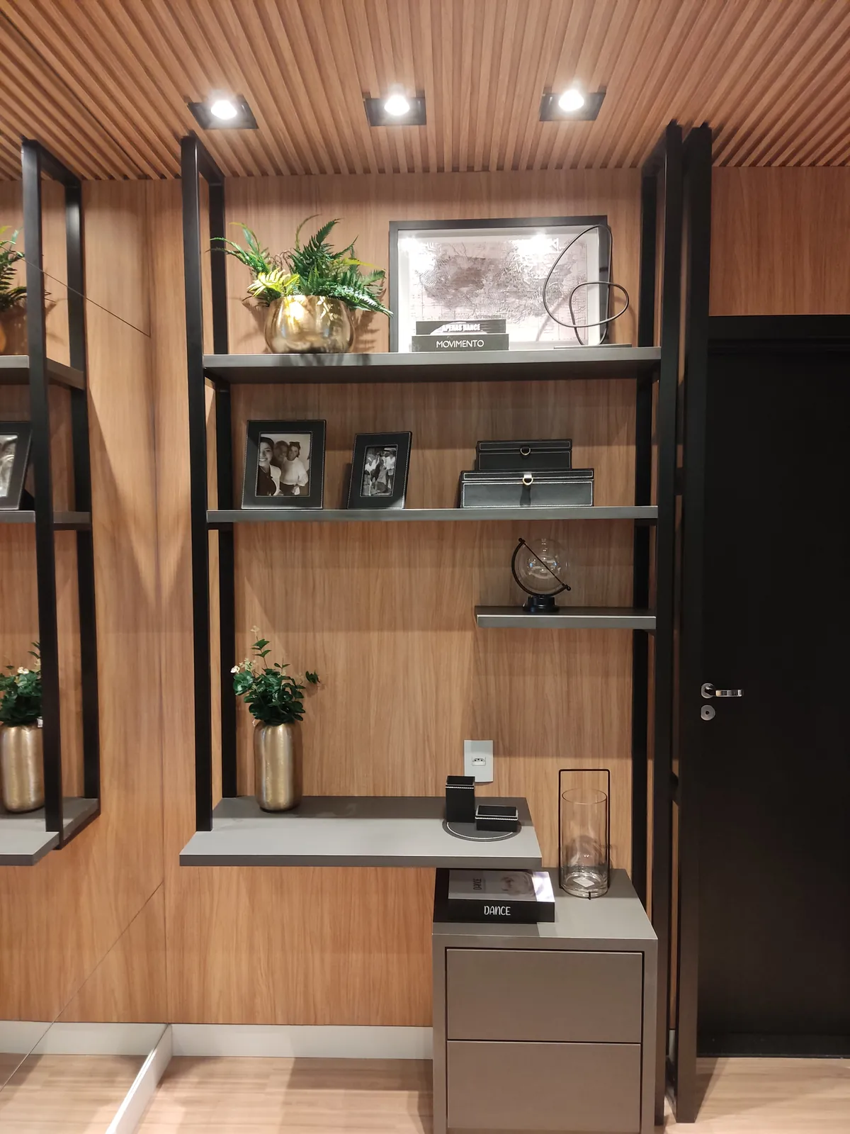 Home office com estante em metal e madeira