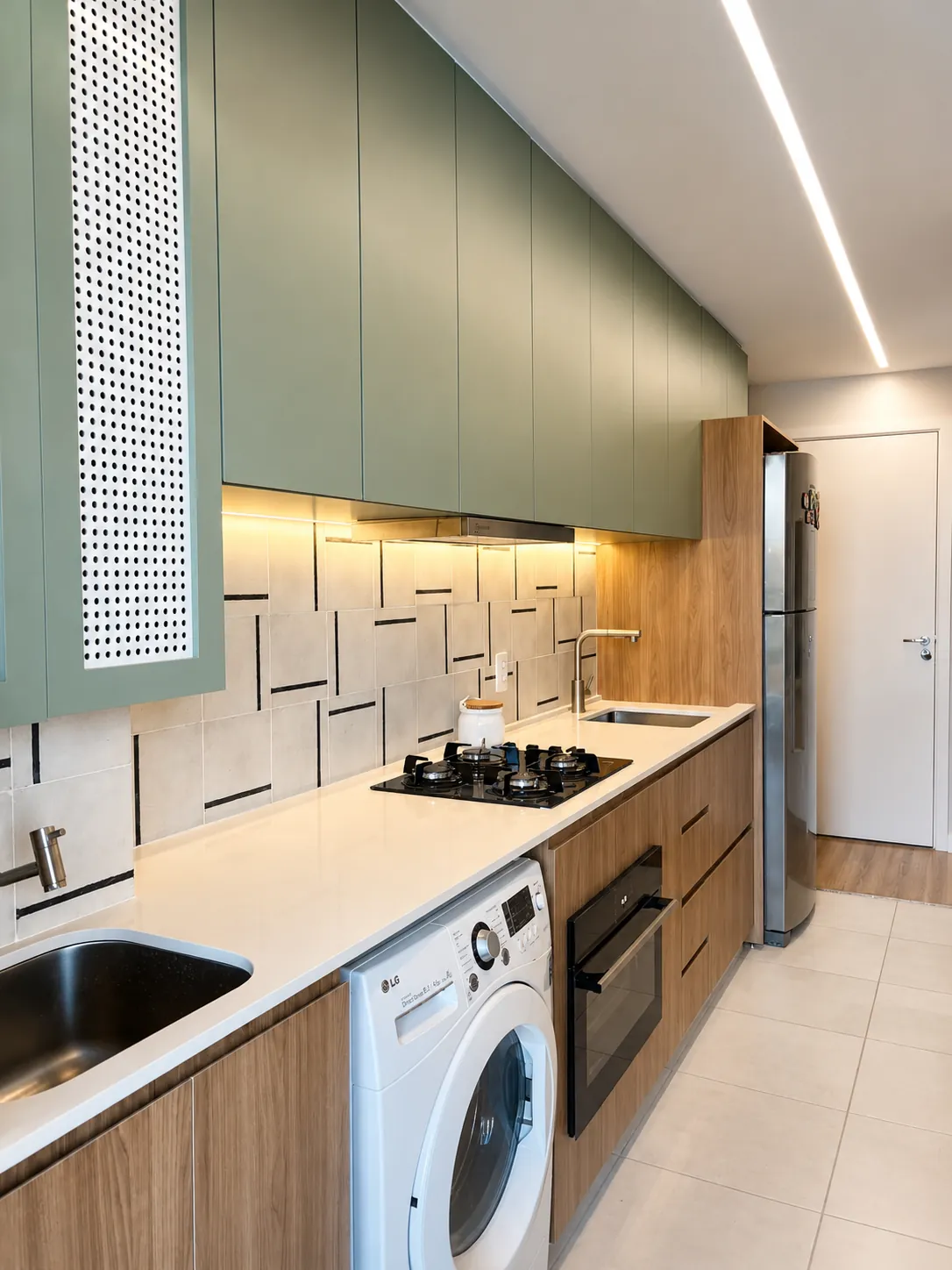 Cozinha em verde sálvia com iluminação em LED